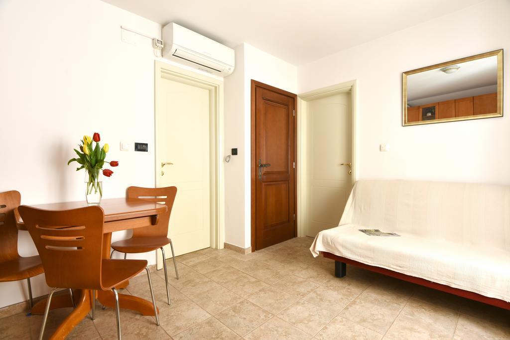 Apartments Kokolo شيبينيك الغرفة الصورة