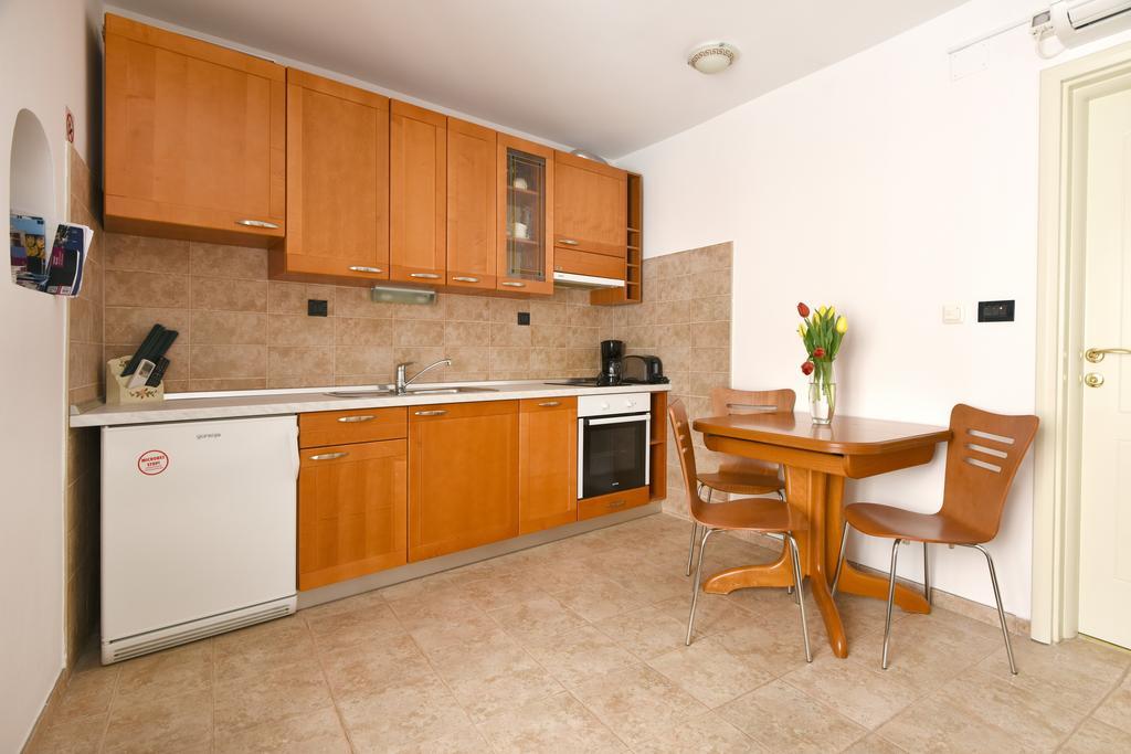 Apartments Kokolo شيبينيك الغرفة الصورة